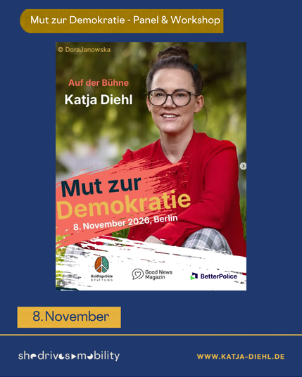 Karte „Mut zur Demokratie – Panel & Workshop“ mit Veranstaltungsbild: eine Person mit Brille in rotem Oberteil im Grünen, dazu „Auf der Bühne Katja Diehl“ und „Mut zur Demokratie, 8. November 2026, Berlin“. Unten die Logos von KräftigeGüte Stiftung, Good News Magazin und BetterPolice. Bildnachweis: © Dora Janowska. Termin: 8. November.