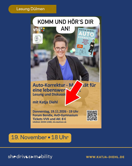 Foto des Veranstaltungsplakats der vhs Dülmen: „Komm und hör’s dir an! Auto-Korrektur – Mobilität für eine lebenswerte Welt, Lesung und Diskussion mit Katja Diehl.“ Zu sehen ist eine lächelnde Person mit Dutt und Brille in schwarzem Blazer, daneben das Buchcover „Autokorrektur“. Auf dem Plakat Donnerstag, 19.11.2026, 19 Uhr, Forum Bendix, AvD-Gymnasium, Tickets 8 Euro. Ein roter Pfeil zeigt auf die Angaben.