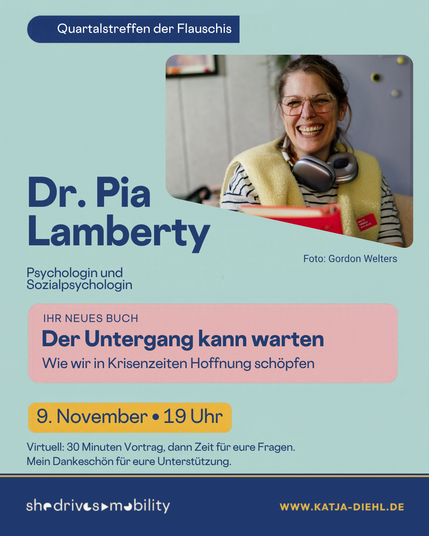 Hellgrüne Karte „Quartalstreffen der Flauschis“. Rechts ein Foto von Dr. Pia Lamberty, die lachend in die Kamera schaut, in gestreiftem Shirt und gelber Fleeceweste, ein rotes Notizbuch in der Hand (Foto: Gordon Welters). Links „Dr. Pia Lamberty, Psychologin und Sozialpsychologin“. Eine rosa Karte nennt ihr neues Buch „Der Untergang kann warten – Wie wir in Krisenzeiten Hoffnung schöpfen“. Termin: 9. November, 19 Uhr, virtuell, mit 30 Minuten Vortrag und Zeit für Fragen.