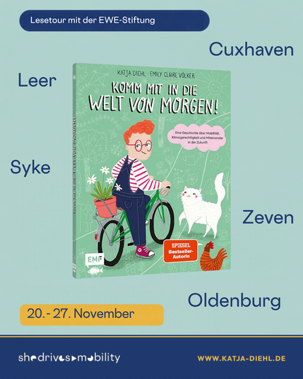 Hellgrüne Karte „Lesetour mit der EWE-Stiftung“. In der Mitte das Kinderbuch „Komm mit in die Welt von morgen!“ von Katja Diehl und Emily Claire Völker: ein Kind mit roten Locken und runder roter Brille auf einem Fahrrad mit Blumentopf, daneben eine weiße Katze und ein Huhn. Um das Buch die Orte Leer, Syke, Cuxhaven, Zeven und Oldenburg. Termin: 20. bis 27. November.