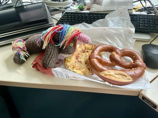 Max, das bunte Strickhorn, mit zwei Brezeln.